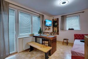 拉什科Apartment Hanny的客房设有书桌、床和窗户。