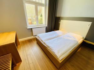 瓦尔内明德Kapitän Karsten的一间卧室设有一张床和一个窗口