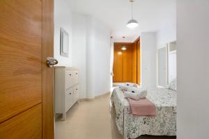 罗萨里奥港Puerto Playa 2的一间小卧室,配有两张床和一扇门
