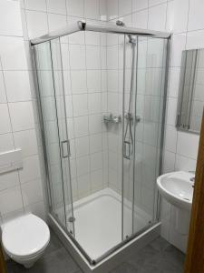 科沃布热格Motel Pieprzyk的带淋浴、卫生间和盥洗盆的浴室