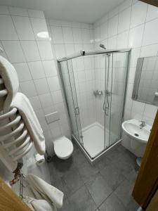 科沃布热格Motel Pieprzyk的带淋浴、卫生间和盥洗盆的浴室