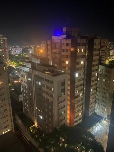 贝洛奥里藏特Apartamento em Belo Horizonte, Praça da Liberdade - Savassi, 71m2, 1 vaga de garagem的享有夜间城市景观和建筑