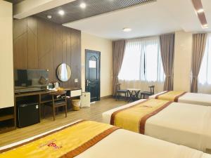 潘切占城度假酒店&Spa的酒店客房配有两张床和一张书桌