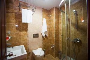 厄吕代尼兹泽赫拉全包酒店的带淋浴、卫生间和盥洗盆的浴室