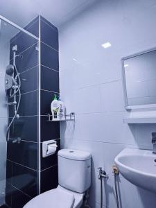 怡保The Majestic Ipoh Town by 178homestay的一间带卫生间和水槽的浴室