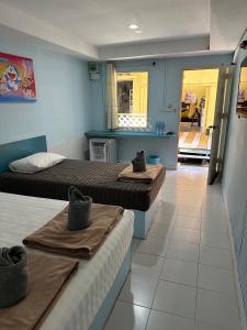 象岛Koh Chang Baanrimtalay的一间设有两张床的房间和一个无意的走廊