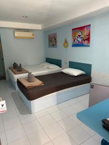 象岛Koh Chang Baanrimtalay的一间卧室,配有两张床