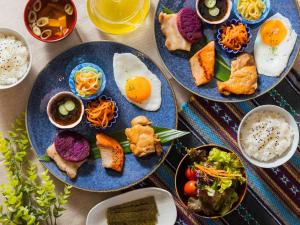 读谷村Umi No Terrace Yomitan Toya的一张桌子上放着三块蓝色的食物