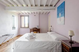 GattaticoAntico Casale Caroli的白色卧室配有一张大床和一张桌子