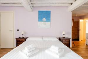 GattaticoAntico Casale Caroli的白色卧室,配有一张带2晚台架的大型白色床