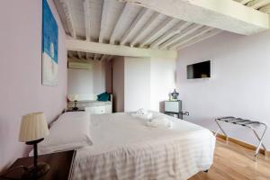 GattaticoAntico Casale Caroli的白色卧室配有白色的床和电视