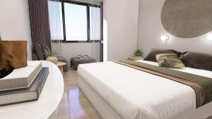 佩科霍里Philoxenia Hotel & Villas的一间卧室配有两张床和一张桌子