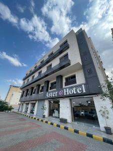 亚喀巴Aster Hotel Aqaba的建筑上标有酒店后座标