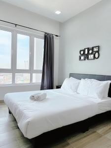怡保The Octagon Ipoh的卧室配有白色大床和白色枕头