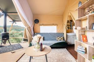 TsivarásCivara Chalet - Private Glamping in nature with Jakuzzi的带沙发的客厅(位于帐篷内)