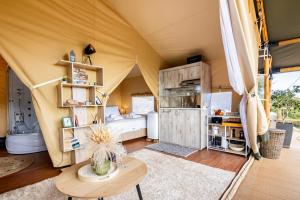 TsivarásCivara Chalet - Private Glamping in nature with Jakuzzi的客厅配有带桌子的帐篷