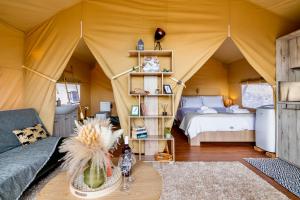 TsivarásCivara Chalet - Private Glamping in nature with Jakuzzi的带帐篷、床和桌子的客房