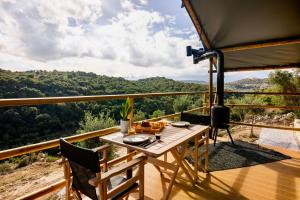 TsivarásCivara Chalet - Private Glamping in nature with Jakuzzi的美景阳台配有桌椅