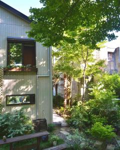 箱根Hakone Mori No Yado " vintage lodge in the nature of HAKONE"的一座花园,旁边设有长凳