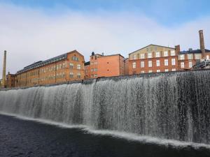 诺尔雪平Norrköping City的河岸边的瀑布,有建筑物