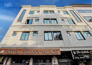 坎普尔Hotel Indiana Palace的一座白色的大建筑,设有酒店印第安纳宫