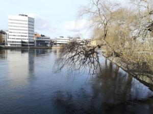 诺尔雪平Stor lägenhet för familj eller företag的享有河流的景色,建筑背景