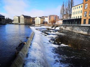 诺尔雪平Stor lägenhet för familj eller företag的一条有雪的河