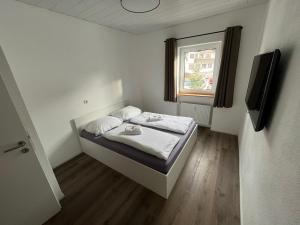上施陶芬Ferienwohnung im Stadtzentrum的一间小卧室,配有床和窗户