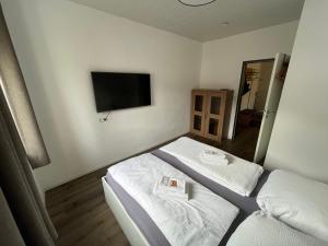 上施陶芬Ferienwohnung im Stadtzentrum的酒店客房设有两张床和一台平面电视。