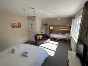 格伦科Strathassynt Guest House的一间卧室配有一张床,一间卧室配有一张双层床。