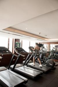 胡志明市温莎广场酒店的一名在健身房跑步机上跑步的女人
