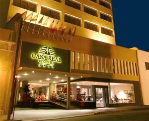 萨尔塔卡萨利尔酒店的卡萨布兰卡酒店,前面有标志