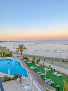 拉纳卡Lebay Beach Hotel的从度假村的阳台上可欣赏到海滩景色