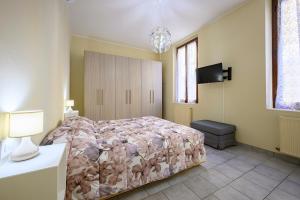 皮亚琴察La casa del Sole的一间卧室配有一张床和一台电视。