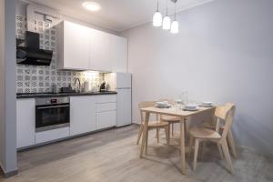 格丁尼亚02 Gdynia Premium - Apartament Mieszkanie dla 4os的一间厨房,里面配有桌椅