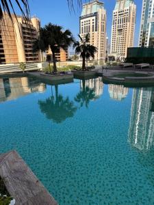 迪拜Amazing Double Room with En-suite, Marina and Sea views with shared kitchen的城市里的一个蓝色的大池