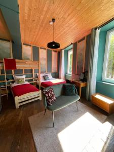 VicdessosEau Berges的一间卧室配有两张双层床和椅子