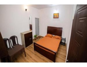 贾巴尔普尔Bisman Lodge, Jabalpur的小房间设有一张床和一张书桌