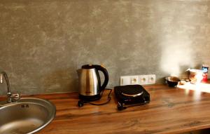 伊杰万Old Farm的厨房台面上配有咖啡壶