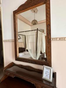 埃尔莫波利斯monte kristo的墙上的镜子,房间里的床