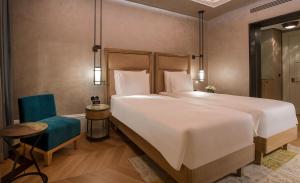 伊斯坦布尔10 Karakoy的一间卧室配有一张大床和一张蓝色椅子