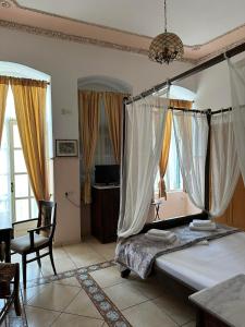 埃尔莫波利斯monte kristo的一间卧室配有一张床、一把椅子和窗户。