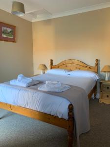 PidleyLakeside Lodge的一间卧室配有两张带毛巾的床