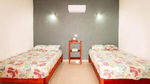 巴卡拉尔Las Palmas的两张睡床彼此相邻,位于一个房间里