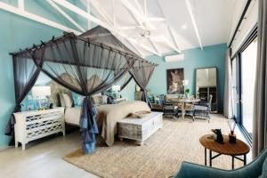 侯斯普瑞特Safari Moon Luxury Bush Lodge的一间卧室配有一张带天蓬的床