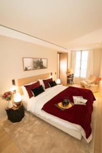 巴黎Superbe Penthouse 3 Chambres Hammam Terrasse的大卧室配有一张带红色枕头的大床