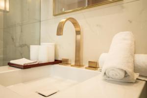 巴黎Superbe Penthouse 3 Chambres Hammam Terrasse的一间带毛巾和水槽的浴室