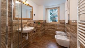 利维尼奥Chalet Li Mina的一间带水槽、卫生间和镜子的浴室