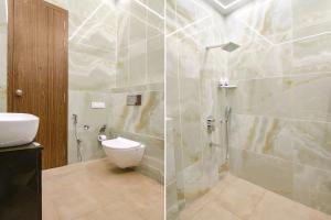 卢迪亚纳FabHotel Prime Royal Court的带淋浴和卫生间的浴室。