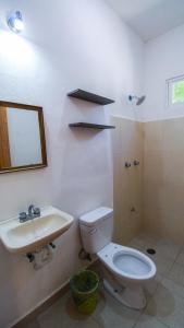 巴卡拉尔Las Palmas的一间带卫生间和水槽的浴室